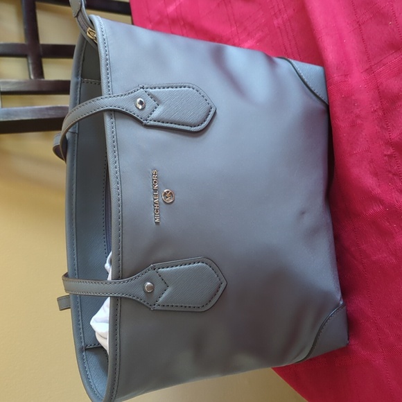 NWT- MICHAEL KORS Eva Nylon Handbags / Tote Zip‎ Top Closure gray color - Picture 1 of 11